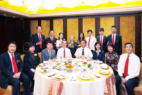 國家衞生部副部長兼中醫藥管理局局長王國強先生(前排右四)與董事局訪京團成員合影。