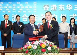 與長春教育局王樹彬局長(左)簽訂合作協議。