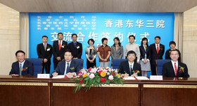 東華三院陳兆民中學蔡志超校長(前排右二)與長春市實驗中學遲學為校長(前排左二)簽訂合作協議，兩校締結為姊妹學校。
