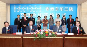 東華三院鄧肇堅小學李漢光校長(前排右二)與長春市第一實驗小學姚國華校長(前排左二)簽訂合作協議，兩校締結為姊妹學校。