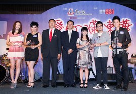 大會當晚邀得多位青春歌手包括鄭欣宜（左二）、吳若希（左一）、糖兄妹（右二及三）及鄒文正（右一）擔任「東華愛心大使」，並於晚會上獻唱助興。圖為施榮恆副主席（左三）與黃永策劃總監（中）致送紀念品予幾位歌手，以感謝他們的參與。