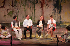 （左起）著名舞蹈家王廷琳先生、本院張佐華主席、藝人王祖藍先生及本年度音樂劇顧問及導演黃龍斌先生於演出後與青少年及台下觀眾分享。