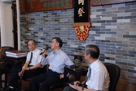 （左起）急症室部門主管董偉杰醫生、時任顧問醫生吳振華醫生及部門運作經理劉榮石先生。