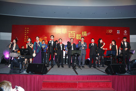 BandOne聯同屈銘伸醫生及葉維晉醫生獻唱廣華百年慶典主題曲「一起」及生日歌。
