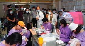 兒科部門主管吳國强醫生陪同汪明荃小姐及董事局成員探訪育嬰室。