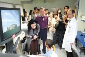 汪明荃小姐與董事局成員向住院兒童問好。