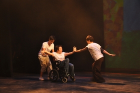王廷琳老師（左）與學員合演《派對舞蹈》。