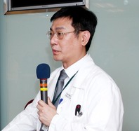 東華三院榮譽顧問王榮祥醫生（左）及廣華醫院中藥科研中心熊曼琪教授（右）於發佈會上分享中西醫結合治療糖尿病足的成果。