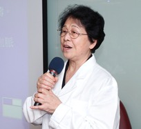 東華三院榮譽顧問王榮祥醫生（左）及廣華醫院中藥科研中心熊曼琪教授（右）於發佈會上分享中西醫結合治療糖尿病足的成果。