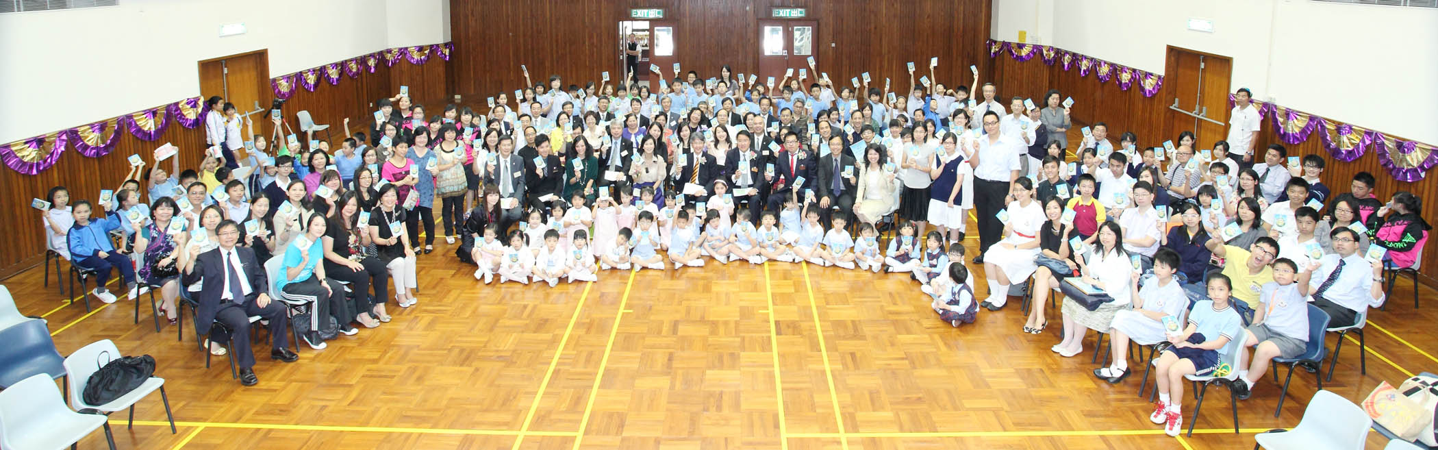 眾嘉賓聯同東華三院屬校學生高舉「地球公民護照」。