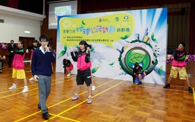 東華三院馬振玉紀念中學學生表演自創歌曲《碳世界》。