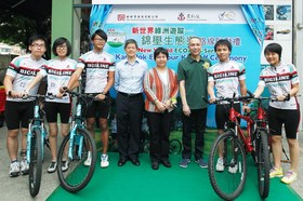 何超蕸副主席（右四）及新世界發展有限公司總經理陳觀展先生（右三）與Biciline導賞員一同主持啟動儀式。