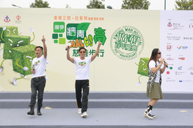 「廣華『牆』青Goal Go 高」榮譽大使草蜢出席起步禮，以歌曲「一起衝」為參加者打氣。