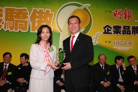 張佐華主席（右）代表領取香港驕傲企業品牌選舉2011頒發的「評審團大獎（慈善服務機構類別）」。
