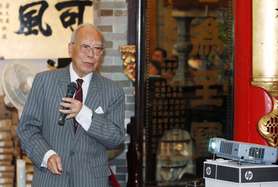 李紹鴻教授闡釋香港由開埠至今的醫療衞生服務發展。
