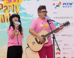 活動大使糖兄妹及狄易達精彩的歌舞表演，將現場氣氛推至高峰。
