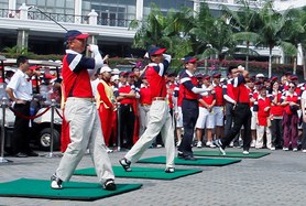 主禮嘉賓中聯辦黎桂康副主任（左二）及保安局李少光局長（左一）主持開球儀式。