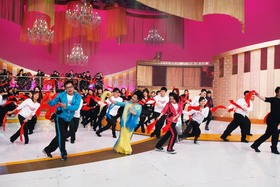 李鋈麟總理、張鳳秋總理聯同薛家燕小姐及歌迷演出「皆大歡喜樂滿FUN」。