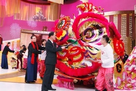 張佐華主席（左）、民政事務局曾德成局長主持醒獅點睛儀式，為慈善晚會揭開序幕。