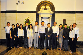 上海市民政局華源副局長（右七）歡迎東華三院姚子樑社服總主任（右六）及代表團成員到訪。