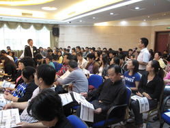 為期兩天的社工培訓得到上海市民政局轄下約一百位福利單位主管及前線社工踴躍參與，參加者對東華員工的分享甚感興趣。