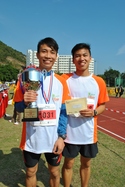 「五公里挑戰盃」冠軍鄧卓文(左) 與伴跑員譚浩恩攜手奔向共融，創出佳績。