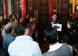 東華三院文物館義工帶領導賞遊，為參加者介紹文物館的建築特色。