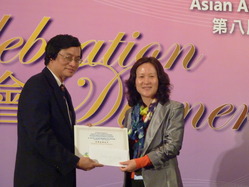 本院一項研究獲評為「傑出論文報告獎」，獎項由香港大學社會工作及社會行政學系樓瑋群教授（右）代表接受。
