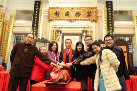 張佐華主席（左四）聯同董事局成員於1月31日與行政總部員工共慶新春，在團拜中主持切金豬儀式。