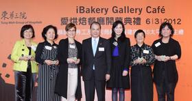 勞工及福利局局長張建宗GBS太平紳士（中）與時為候任主席陳文綺慧女士（右三）代表 iBakery Gallery Café 愛烘焙餐廳致送紀念品予 iBakery Gallery Café 義工。