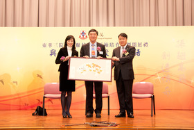 陳文綺慧候任主席(左)及馮敬偉副主席(右)與香港中文大學校長沈祖堯教授合照。