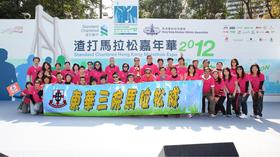 張佐華主席（後排右九）與施榮恆副主席（後排右八）率領隊員領取「最鼎力支持大獎」，為隊員於賽前打下強心針！