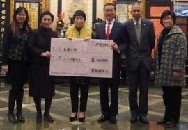 鄧婉穎女士（左三）支持東華三院的醫療服務，將壽宴賀儀及友好機構怡築設計有限公司的捐助善款合共五十六萬元捐贈本院，由張佐華主席（右三）代表接受，並由林李婉冰前任總理（左二）陪同。