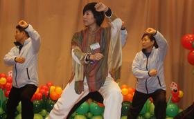 李暉師傅（中）與眾導師即席表演「楊式太極」。