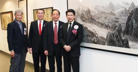 民政事務局常任秘書長楊立門太平紳士（右一）、本院張佐華主席（左二）聯同協辦團體香港畫家聯會代表陳家義會長（右二）和劉家儀顧問於欣賞吳老先生畫作後合照。