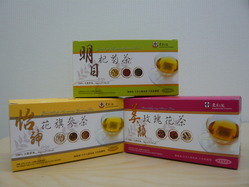 東華推出三款自家品牌「草本健康茶」－怡神花旗參茶、明目杞菊茶及美顏玫瑰花茶，於屬下各中醫中心均有發售。茶包採用優質天然草本調配而成，不含添加成份，原材料全部經過嚴格鑑定，所有產品均通過SGS有機氯農藥、重金屬及微生物測試，保證茶包質量安全。