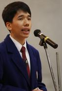 （左起）冠軍隊伍東華三院李潤田紀念中學黃庭強同學、亞軍隊伍東華三院李嘉誠中學廖嘉寶同學及季軍隊伍東華三院邱子田紀念中學胡安怡同學於比賽中施展渾身解數，拼口才、鬥腦筋。