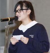（左起）冠軍隊伍東華三院李潤田紀念中學黃庭強同學、亞軍隊伍東華三院李嘉誠中學廖嘉寶同學及季軍隊伍東華三院邱子田紀念中學胡安怡同學於比賽中施展渾身解數，拼口才、鬥腦筋。