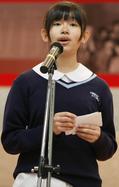 （左起）冠軍隊伍東華三院李潤田紀念中學黃庭強同學、亞軍隊伍東華三院李嘉誠中學廖嘉寶同學及季軍隊伍東華三院邱子田紀念中學胡安怡同學於比賽中施展渾身解數，拼口才、鬥腦筋。