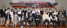 學務委員會主任委員何超蕸副主席(前排右四)連同嘉賓評判香港嶺南大學香港地方志辦公室劉智鵬博士(前排右三)、沙田區議會教育及福利委員會主席林松茵議員(前排左三)、教育局通識教育組李傑泉博士(前排右二)及《善與人同》作者丁新豹博士(前排左四)與獲獎的同學合照。