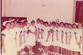 1975年在退休歡送會與護生惜別