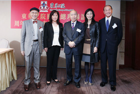 陳文綺慧主席(右二)於聯誼會上與廖烈武顧問(中)、前任主席孫秉樞太平紳士(右一)、陳婉珍副主席(左二)及前任總理梁振邦先生合照。