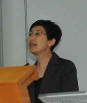 香港大學社會工作及行政學系系主任曾潔雯博士(左)及香港理工大學應用社會科學系梁敏教授於發佈會上，跟與會者分享研究的成果。