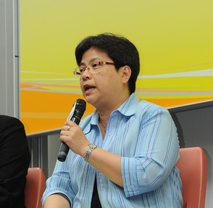 香港大學社會工作及行政學系系主任曾潔雯博士(左)及香港理工大學應用社會科學系梁敏教授於發佈會上，跟與會者分享研究的成果。
