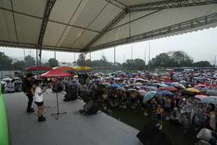 音樂會期間大雨驟降，仍無阻同學們欣賞歌手的表演。
