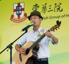 （左起）歌手林一峰、糖兄妹及梁佑嘉即場獻唱清新民歌，為各位参與植樹活動的同學打氣。