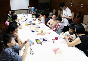 家長與孩子一同參加「親子工作坊──趣味線裝本製作」，發揮創意。