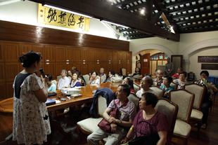 檔案及歷史文化辦公室職員於播放《東風破》前，為觀眾介紹東華義莊的歷史和十九世紀末二十世紀初期海外華人經香港原籍安葬的傳統。