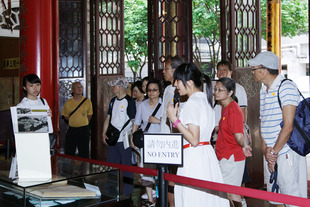 文物館大使東華三院陳兆民中學學生介紹東華三院文物館的建築特色。