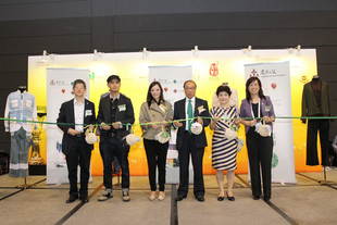 華人永遠墳場管理委員會行政總監盧美華女士(右二) 、財務委員會主席何德心先生, MH (右三) 、本院社服委員會主任委員馬陳家歡副主席(左三) 及明愛白英奇專業學校設計系系主任林仲強先生(左二) 主持剪綵儀式。